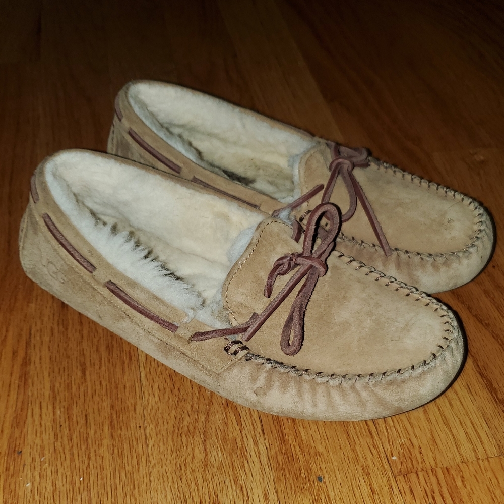 UGG Australia Size 6
Dakota
Moccasin